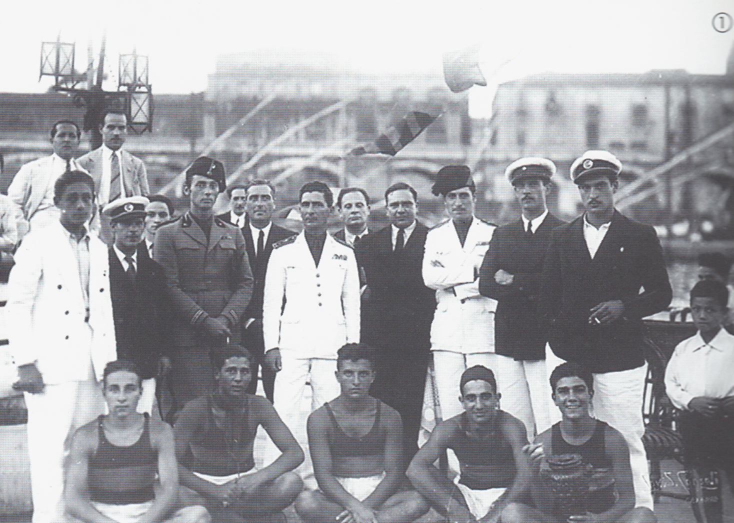 Alberto Scarselli (secondo da destra in alto) con i fondatori ed il primo armo del Circolo Canottieri Ortigia