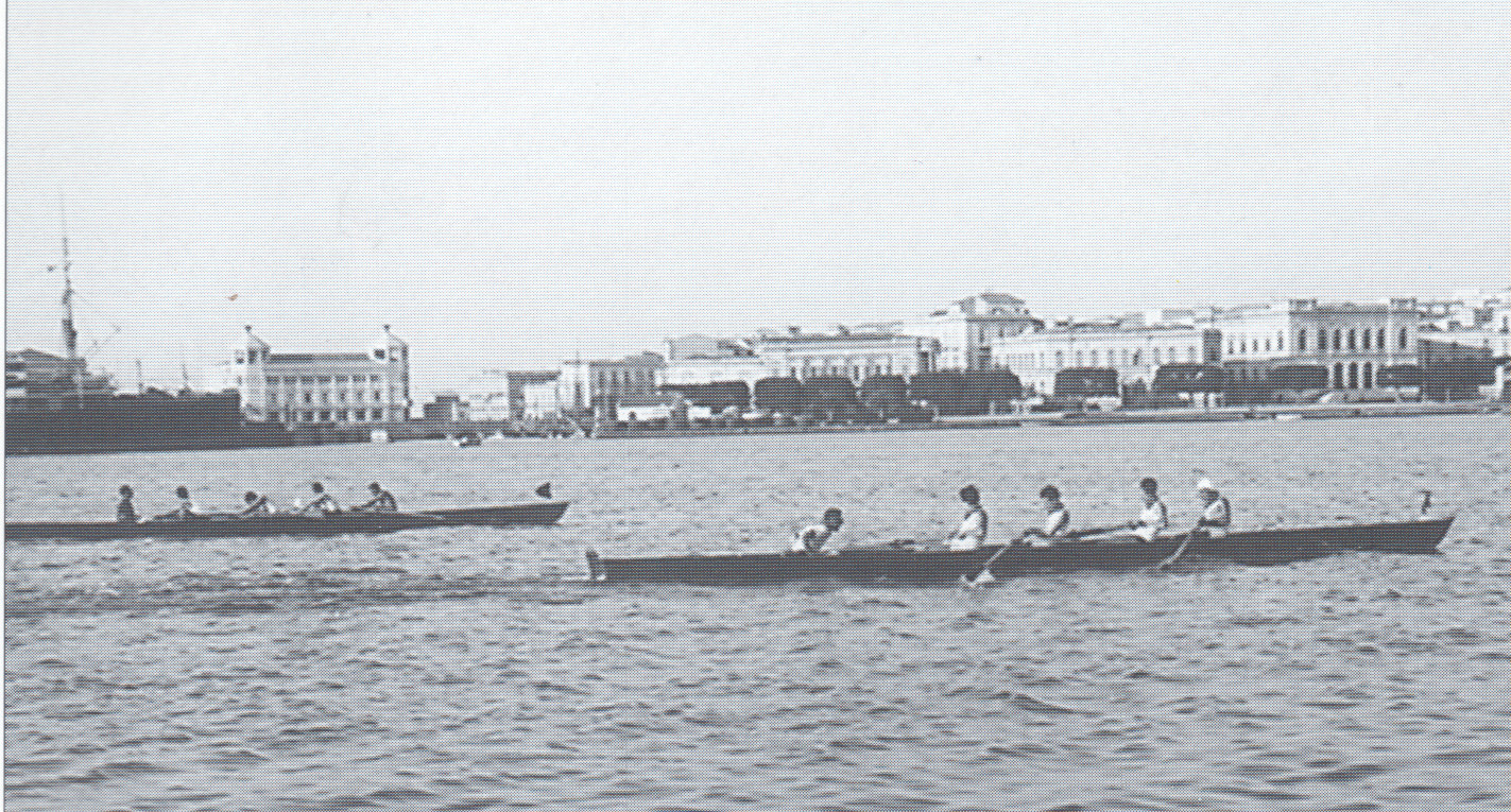 Armo del Circolo Canottieri Ortigia impegnato nella regata nel porto di Siracusa. (1951)